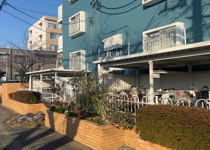 マンションの駐輪場は、事前に空きがあるか確認を取ると安心です。せっかく入居したのに駐輪スペースがない！なんてことになったら大変ですよね。そこで、内見時や購入前にはまず事前に確認しておくと良いでしょう。