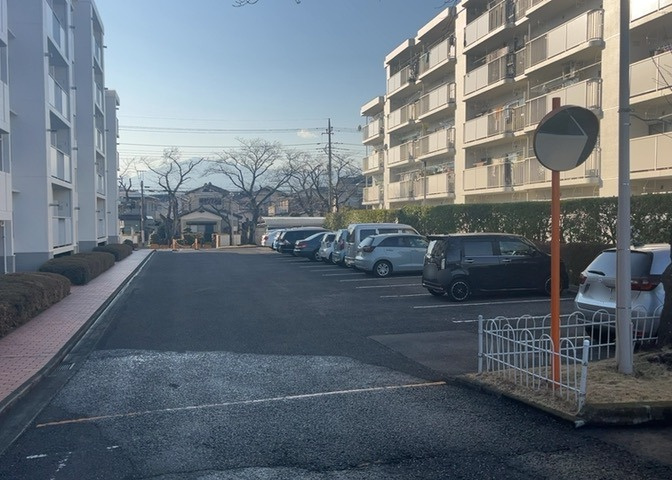 駐車場と明記されていても、最小スペースでつくられた駐車場だと大型車は駐車できなかったり、出入りしにくくなったりする可能性があります。お車のサイズと購入したい物件の駐車場のサイズを現地で確認しましょう。