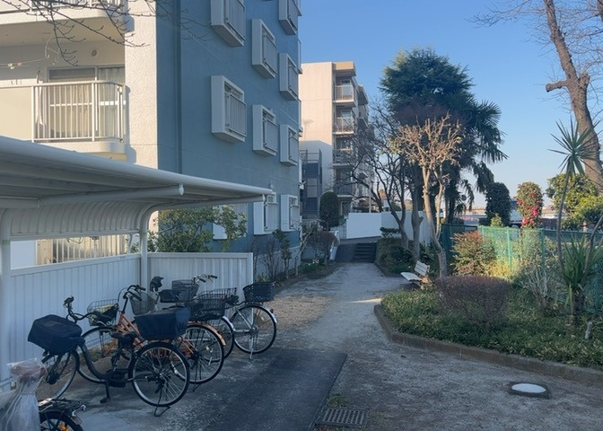 物件によっては、入居者が個人的に使用できる専用庭がついているものもあります。また、住宅の中にある土間の部分を庭と呼ぶこともあります。庭の用途は住む人によって変わり、それによってデザインもさまざまです。