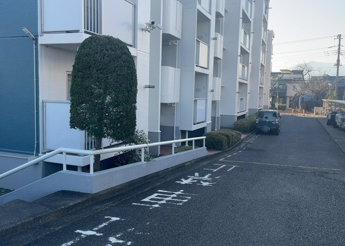中庭（パティオ）とは、一つの建築物の内部に設けられた、壁などで囲われている庭のことを指します。コの字型、ロの字型が主流ですが、L字型の中庭もあります。最近では、インテリア性の高さからも人気があります。
