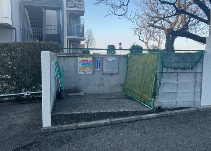 共有部分は、住民なら誰もが使える設備のこと。例えば駐車場やエレベーター、インターネット設備、セキュリティ設備などがあります。他にも、マンションの廊下・外部階段やエントランス・ゴミ置き場などがあります。