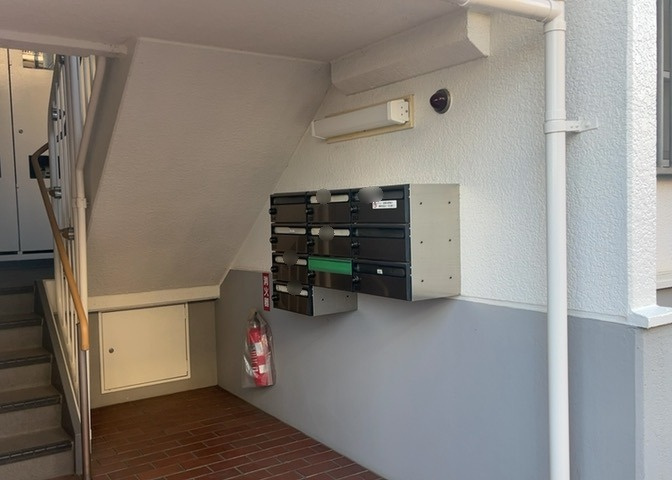 エントランス付近に設置されている集合ポストは、住んでいる部屋と離れているため、ポストをあさるなど誰かに何かされていても被害に気づきにくいです。入居する時には他人に特定されにくい番号で鍵をかけましょう！
