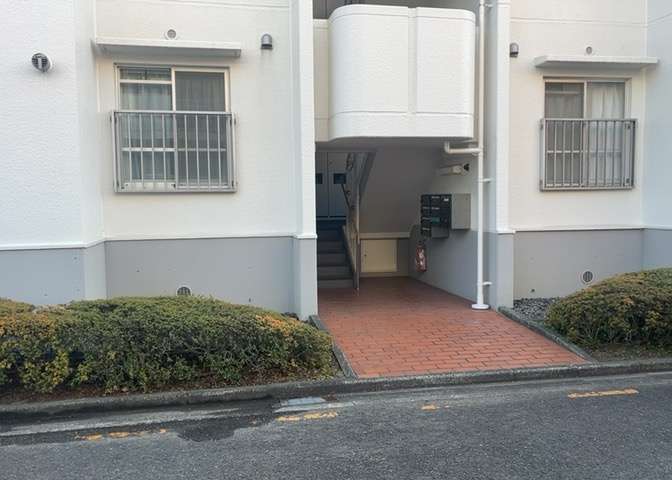 受付はマンションコンシェルジュがいる場合もあれば、管理人が滞在する小部屋を総称して呼ぶことがあります。主にエントランスに設置されていることから、防犯面でも期待ができます。防犯設備がない場合はより安心！