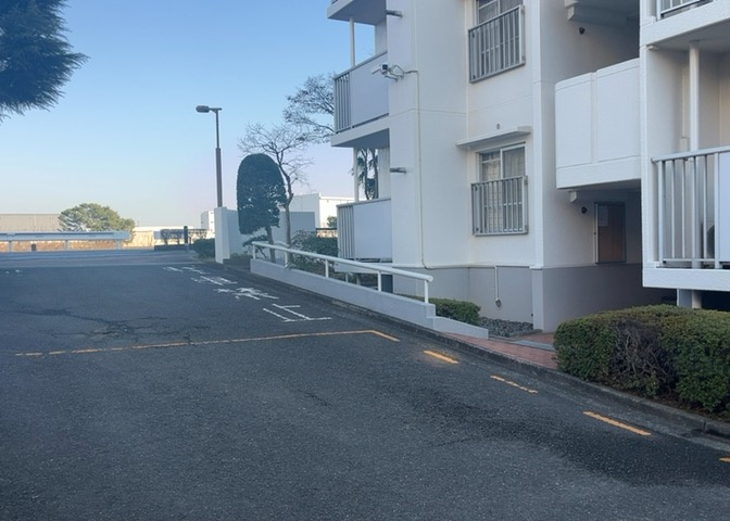 ロビーというと、エントランスと何がちがうの？と思いますよね。実はロビーとエントランスには明確な決まりはありません。物件によっては、エントランスを入って広がるある程度の広さのある空間がロビーとなります。