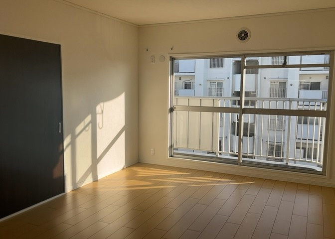 直線タイプはLとDKを一直線に並べた形で対面キッチンのタイプです。一般的なのでよく見かけるかもしれません。直線タイプに似た直接アイランドタイプは、キッチンとダイニングの間に壁がない分広く感じられます。