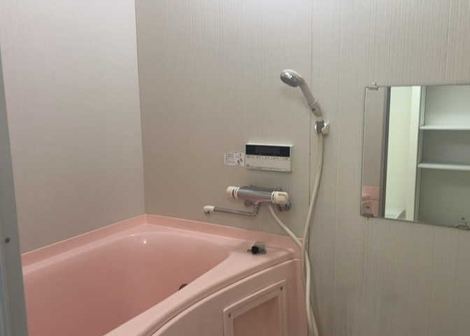 入浴時の快適さも大事なことですが、綺麗な状態を維持できなければ気持ちよく入浴できません。毎日の掃除が楽という点は大事なポイントになります！カビが生えにくく掃除がしやすい、壁や浴槽を選ぶといいでしょう。