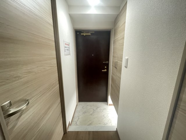 宅配等の受け取りの際にも、室内が見えない玄関で、防犯面も安心。