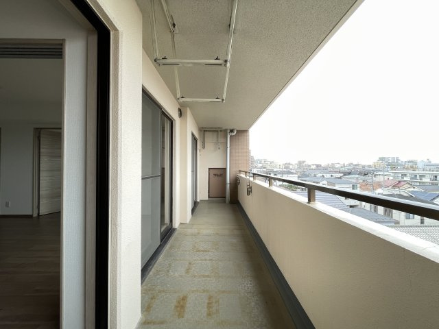 LDKと2つの洋室をつなぐ、広いバルコニー。洗濯物が沢山あっても安心です。