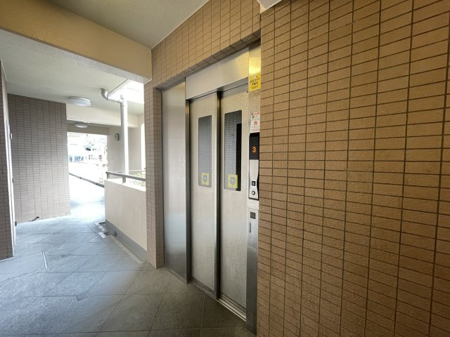重たい荷物を持っていても、エレベーターがあれば安心です。　