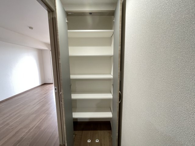 リビングにある収納。散らかしやすい書類や小物、掃除用具入れとしても！　