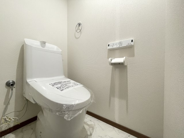 温水洗浄便座付きの清潔感あるトイレは、落ち着いた空間に。