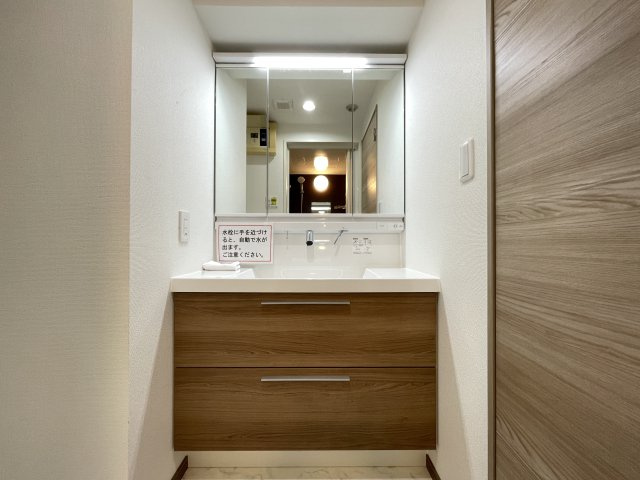 明るい洗面台で、毎朝の準備も気分が上がりそう。