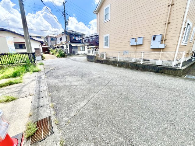 前面道路含む現地写真です