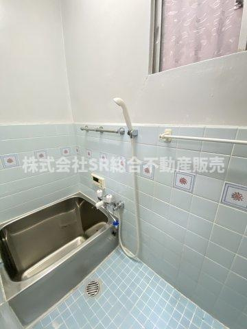 お風呂には窓もあり、換気がバッチリとできます☆