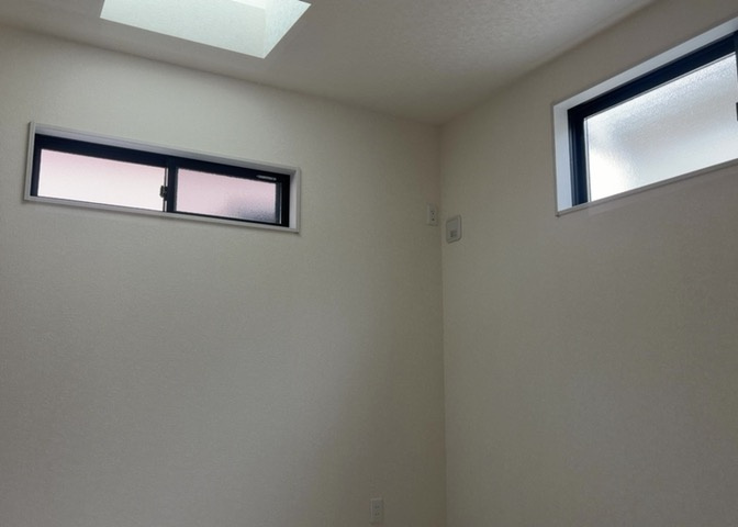 洋室のメリットは重い家具が置きやすく、身の回りが整理しやすいことです。　床がフローリングのため畳とは異なり凹みにくいです。　クローゼットなど収納が豊富で、普段使わない旅行カバンや服の整頓も簡単にです。