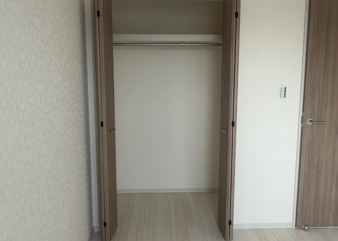 デザイン性を重視しすぎて収納が少なかった！なんてことにならないため、事前に現地で収納の数を確認しておくことをお勧めします。クローゼット以外にも床下収納や屋根裏収納、パントリーなどもチェックしましょう。