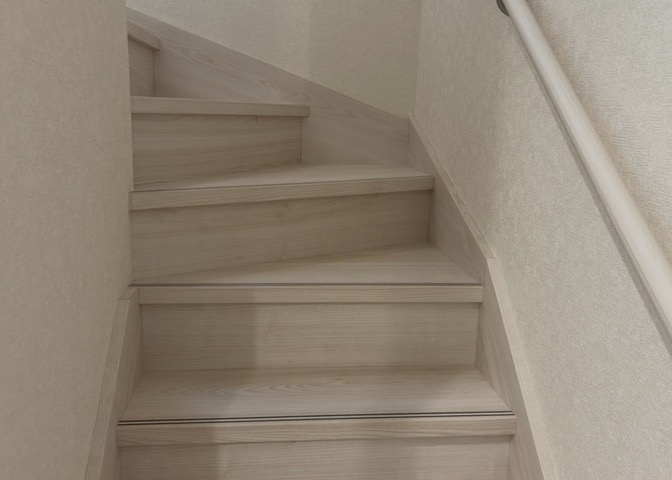 建物の上下階の通路である階段は、その位置によって動線や室内の印象が大きく左右されます。手摺にも重要な役割があり、転倒の防止・歩行や動作を円滑にして日常生活を支えることを主な目的として設置されています。