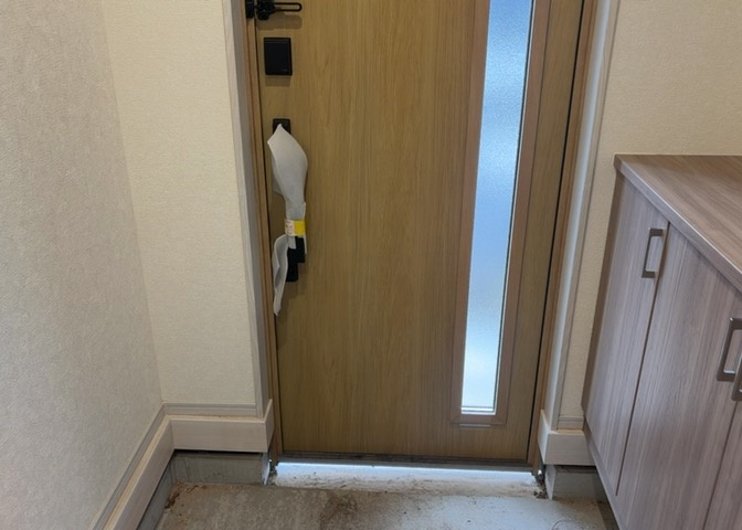 玄関は家の顔でもあり、家族以外の目にも止まる場所です。玄関は外との間を仕切る扉、靴などをしまっておく収納スペース、靴脱ぎのたたきスペース、来客とのやり取りをするドアホンなど複数のアイテムからなります。