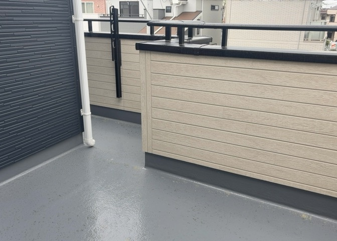 バルコニーは、室外の専用スペースのうち、「屋根がなく開放された空間」であるものを指します。ベランダより広いタイプのものが多く、日当たりもよいため家庭菜園などを楽しみたい人にとって適した環境となります。