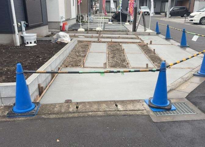 駐車場と明記されていても、最小スペースでつくられた駐車場だと大型車は駐車できなかったり、出入りしにくくなったりする可能性があります。お車のサイズと購入したい物件の駐車場のサイズを現地で確認しましょう。