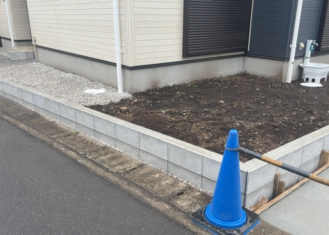 庭があることでガーデニングや家庭菜園はもちろん、こどもの遊び場やペットを放して遊ぶことができます。また、家の周囲に余裕があるということです。隣地との間があれば、十分な日当たりと、風通しが確保できます。