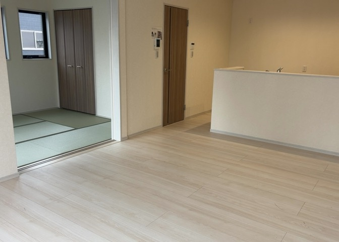 L型アイランドタイプは、キッチンからダイニングにもリビングにも目が行き届くので、とても使いやすい配置です。L字型独立タイプは、キッチンを独立させてるためLDKというよりもLDといった様なイメージです。