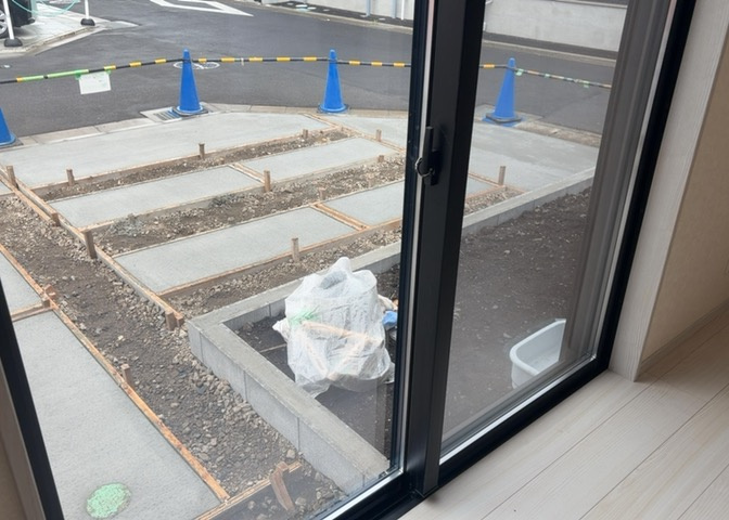 サッシとは、ガラス窓に使用される金属製の窓枠のことです。一般的に住宅建築では、金属製建具工事の段階で備え付けるもので、ガラス類や玄関、バスルームのスチール製のドアなどと同じタイミングで工事を行います。