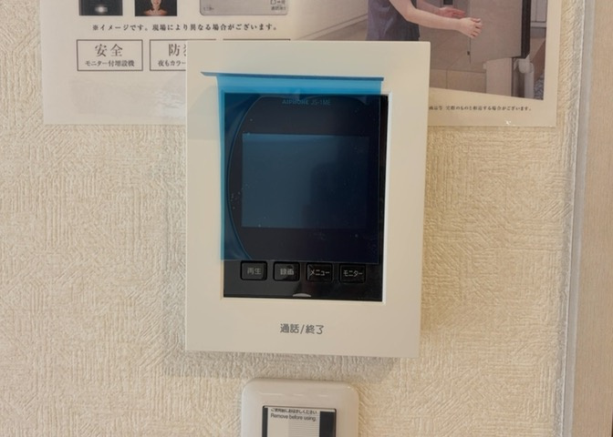 モニターで来訪者を確認して、目的が分からない場合はインターホンを通じて室内から会話することができます。怪しいと感じた場合はインターホン越しにお帰りいただくことができるので、直接会うことがなく安全です。