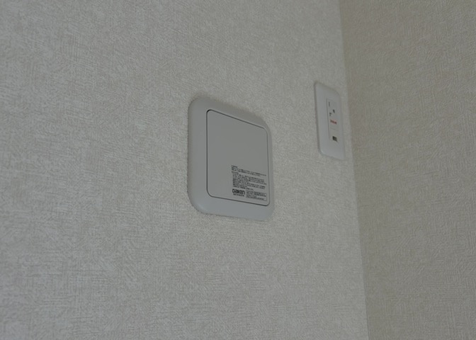 1日中建物内の換気が行われるように設計された仕組みです。気密性の高い住宅は、家に籠った空気でシックハウス症候群になる可能性がありますが、24時間換気システムであれば計画的な換気で対策が可能です。