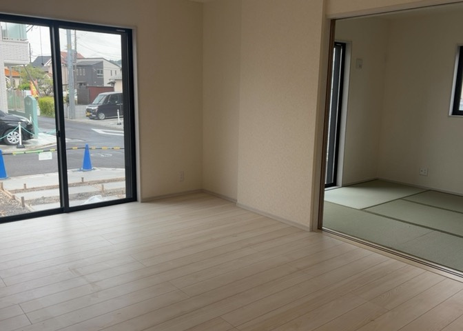 直線タイプはLとDKを一直線に並べた形で対面キッチンのタイプです。一般的なのでよく見かけるかもしれません。直線タイプに似た直接アイランドタイプは、キッチンとダイニングの間に壁がない分広く感じられます。