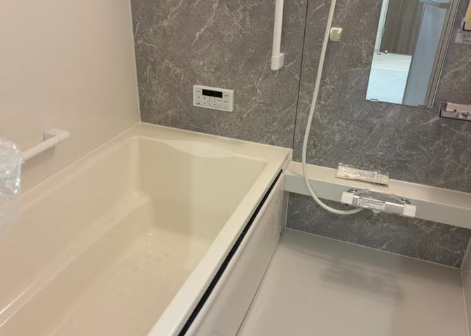 入浴時の快適さも大事なことですが、綺麗な状態を維持できなければ気持ちよく入浴できません。毎日の掃除が楽という点は大事なポイントになります！カビが生えにくく掃除がしやすい、壁や浴槽を選ぶといいでしょう。