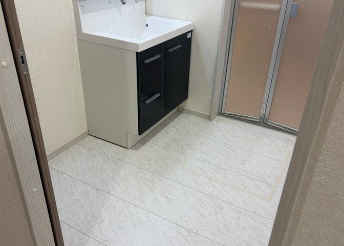 多くの戸建て住宅で見かける洗面脱衣所は、洗面台と洗濯機が2畳ほどのスペースに並べられていて、洗面所が脱衣所を兼ね備えている間取りが一般的です。お客様が利用することもある、パブリックな空間でもあります。