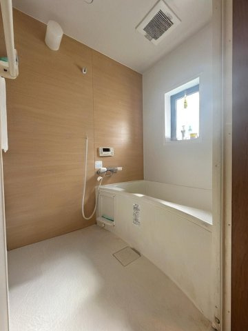 浴室です。　窓があるので採光・換気ばっちりです◎
