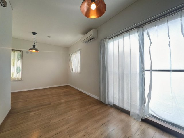 北側洋室の別角度です。　間仕切りを付けて2部屋にすることも可能です！