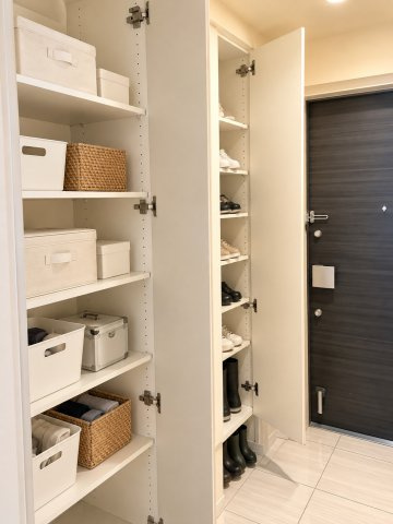 玄関収納は下足入れに加えて収納棚もたっぷりあります。※AI加工されてます。