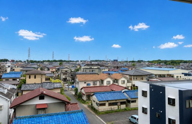 南向きの5階。周辺に高い建物がなく、眺望と日当たりが良好です。