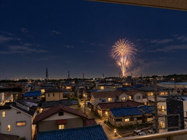 夏には岩槻城址公園の花火大会がバルコニーより望めます。※AI加工されています