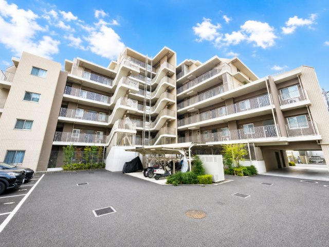 敷地内は広々としており、シンボル的な建物です