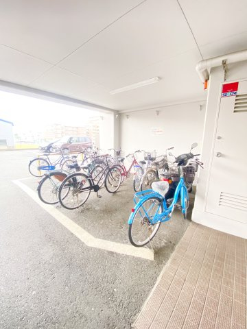 屋根付きの駐輪場で雨の日でも安心です♪