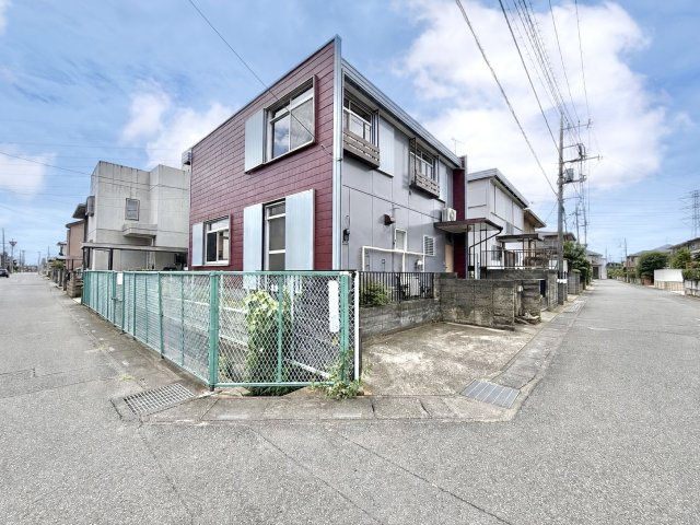 ■外観｜角地に位置しているため開放感があり、日当たりや風通しも良好で、快適な生活環境が整っています♪