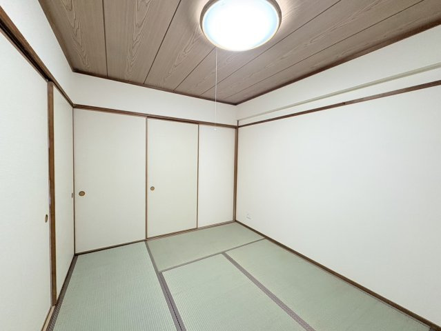 木目調の天井と畳が調和した、落ち着きのある和室です。襖を開けることで隣接する空間との行き来もしやすく、開放的に使用できます。客間やお子様の遊び場など、ご家族の暮らしに合わせて多目的に活用できます。