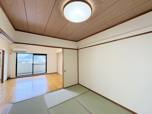 和室の襖を開けると、木目のフローリングが印象的な隣接空間へとつながります。開放して一体的に使えば、より広がりを感じられるのが魅力。必要に応じて襖を閉めて個室として使うなど、柔軟に活用できます。