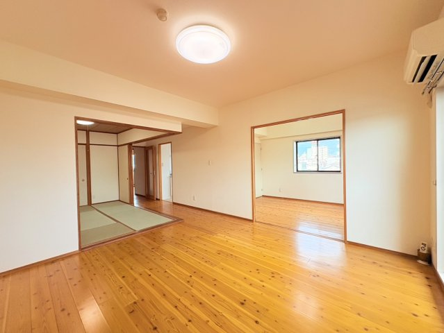 複数のお部屋がつながる、開放感のある間取りが伝わる一枚です。洋室を中心に和室や隣接する洋室へ行き来しやすく、家族構成やライフスタイルに応じて柔軟に使い分けられ、明るく温かみのある室内空間です。