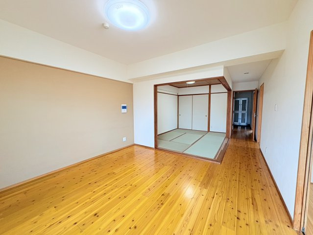 木の温もりを感じるフローリングの洋室に、和室が隣接した使い勝手の良い空間です。引き戸を開放することで空間に広がりが生まれ、用途に合わせた使い分けが可能。和室は来客時のお部屋としても活用できます。