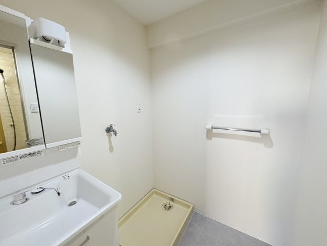 白を基調とした、明るく清潔感のある洗面室です。リフォーム済みで、気持ちよくお使いいただける空間に仕上がっています。洗面化粧台には大きな鏡と収納スペースが設けられており、毎日の生活を快適にサポート！