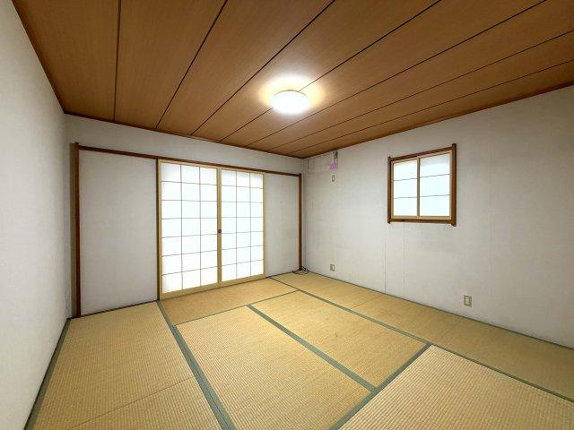 来客時や一息つきたいときなどに利用できる用途多様な空間の和室がございます。　