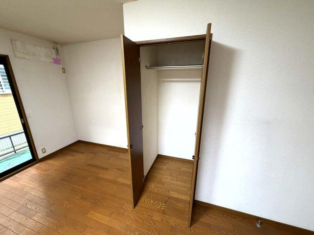 しっかりとした大きさのクローゼットを完備し、収納スペースも十分！　