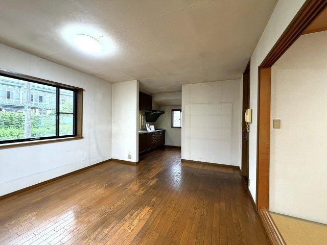 光溢れる安らぎの空間。キッチンとも一体感も演出しご家族との会話も弾みます。　
