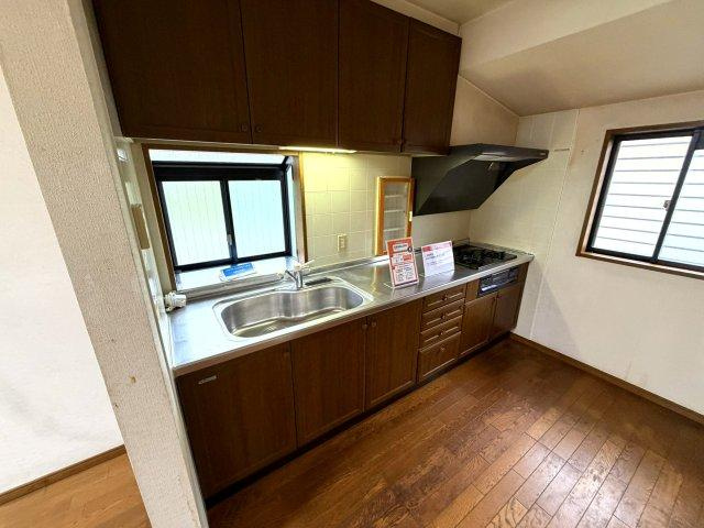 キッチンのそばには大きな窓ございます。明るい日差しが差し込み気持ちよくお料理が出来そうです！　