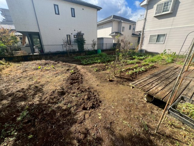 広い敷地です。家庭菜園ができると同時に、南側が開けており陽当たり良好です。